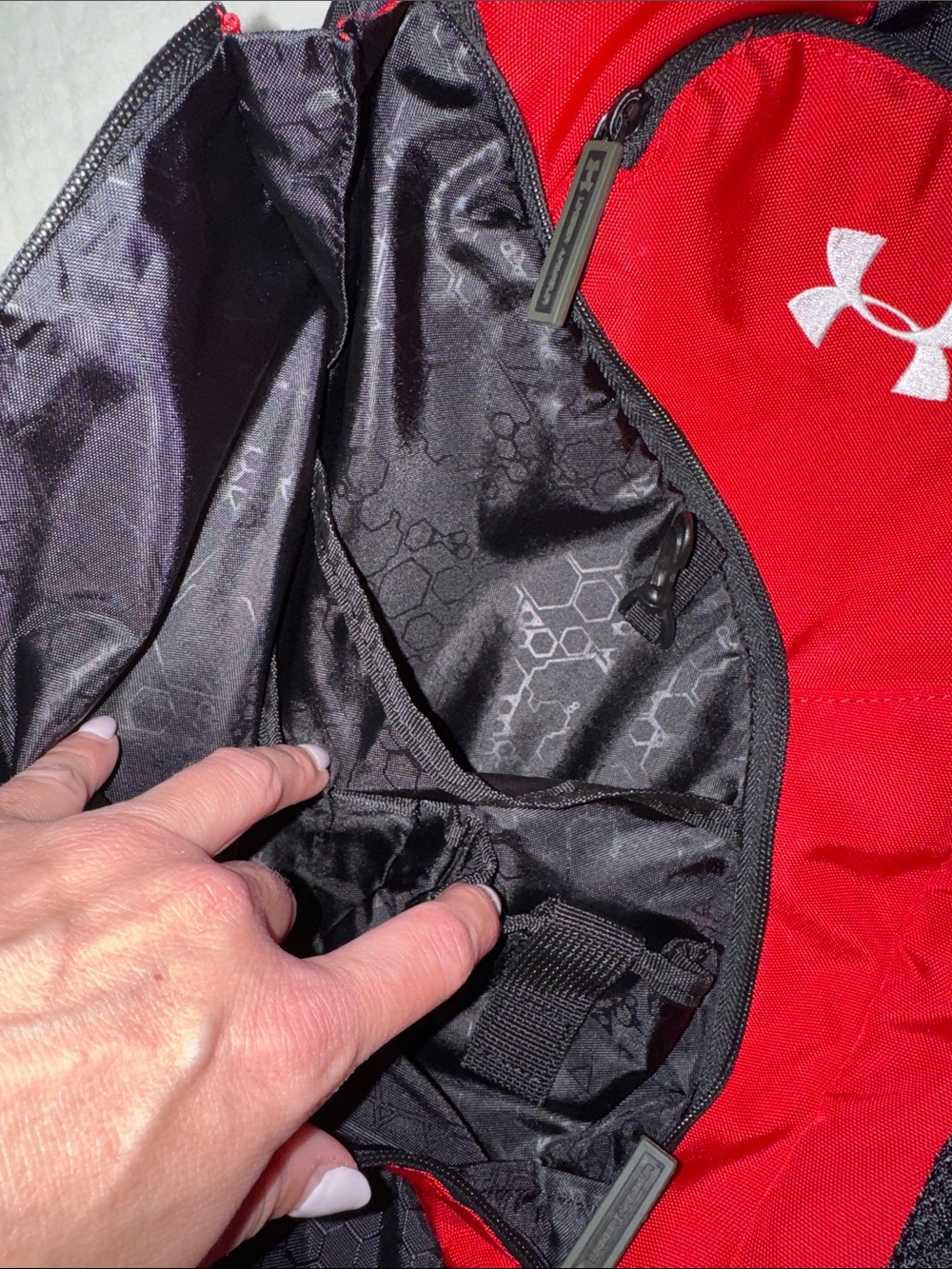 🎒 Under Armour Red & Black Backpack - Picture 10 of 12